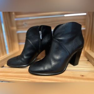 Vince Camuto - Franell
Color: Black
Sz: 6